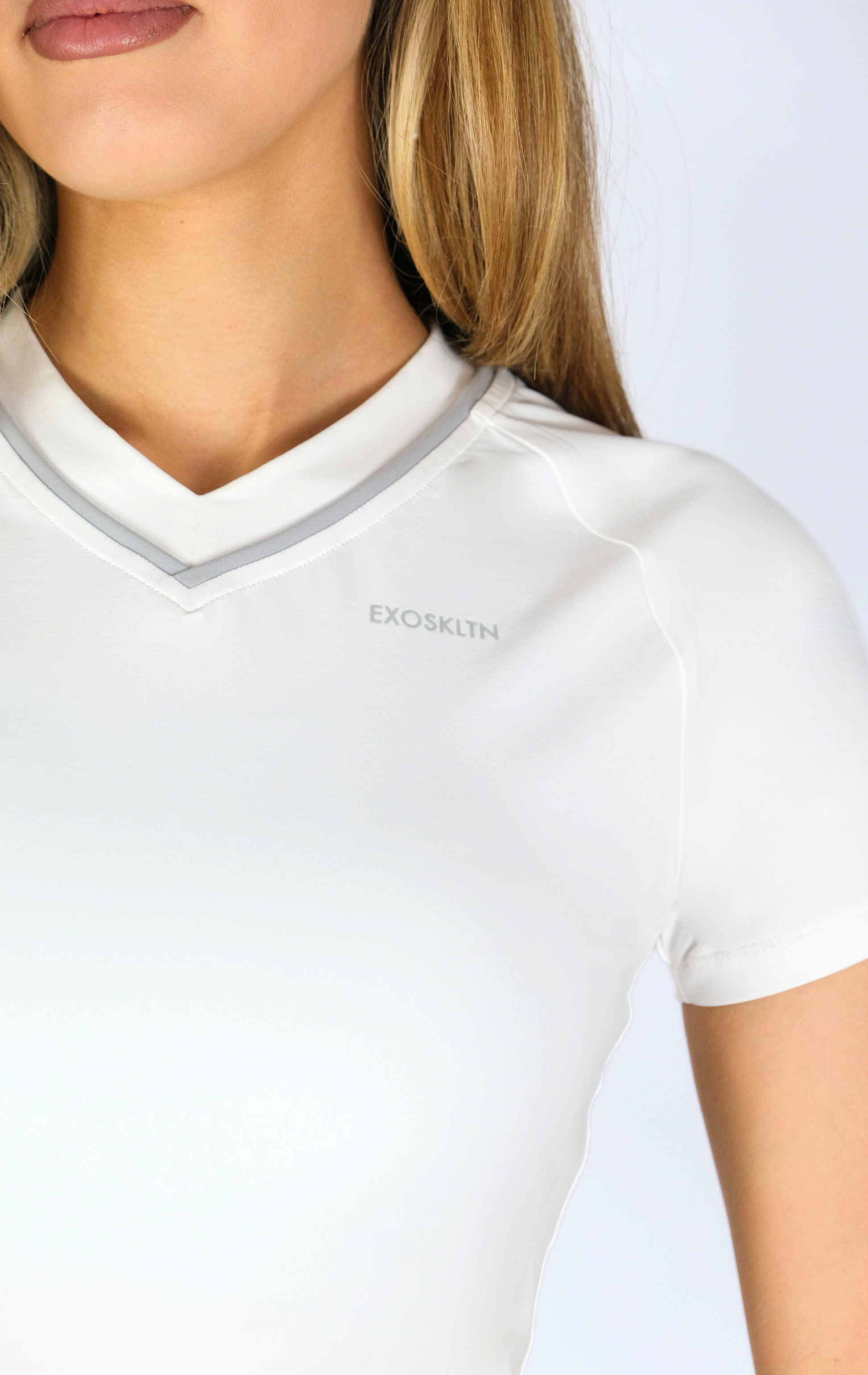 EXOSKLTN V-NECK TOP WHITE